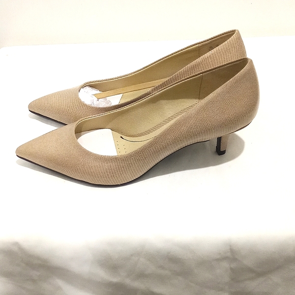 Life Stride Pretty Pump in Taupe, Lizard | 5.5M US - Picture 7 of 9